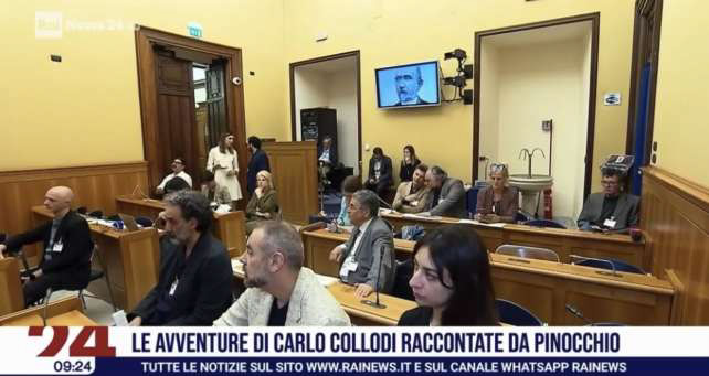 Sala Stampa della Camera durante la conferenza, con il titolo del progetto in sovrimpressione su Rainews24
